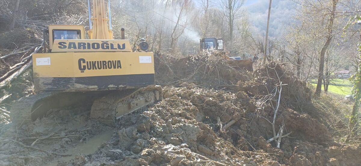 Kastamonu'da heyelan nedeniyle kapanan köy yolu ekiplerin çalışmasıyla ulaşıma açıldı