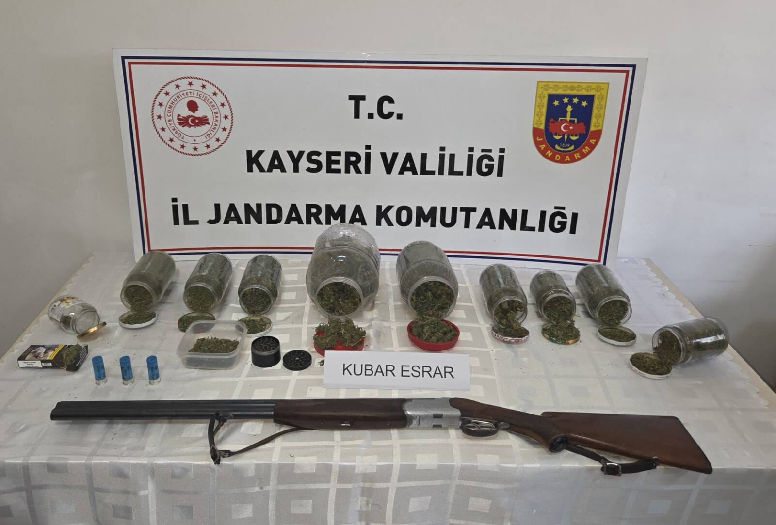 Kayseri'de jandarma 915 gram uyuşturucu ele geçirdi