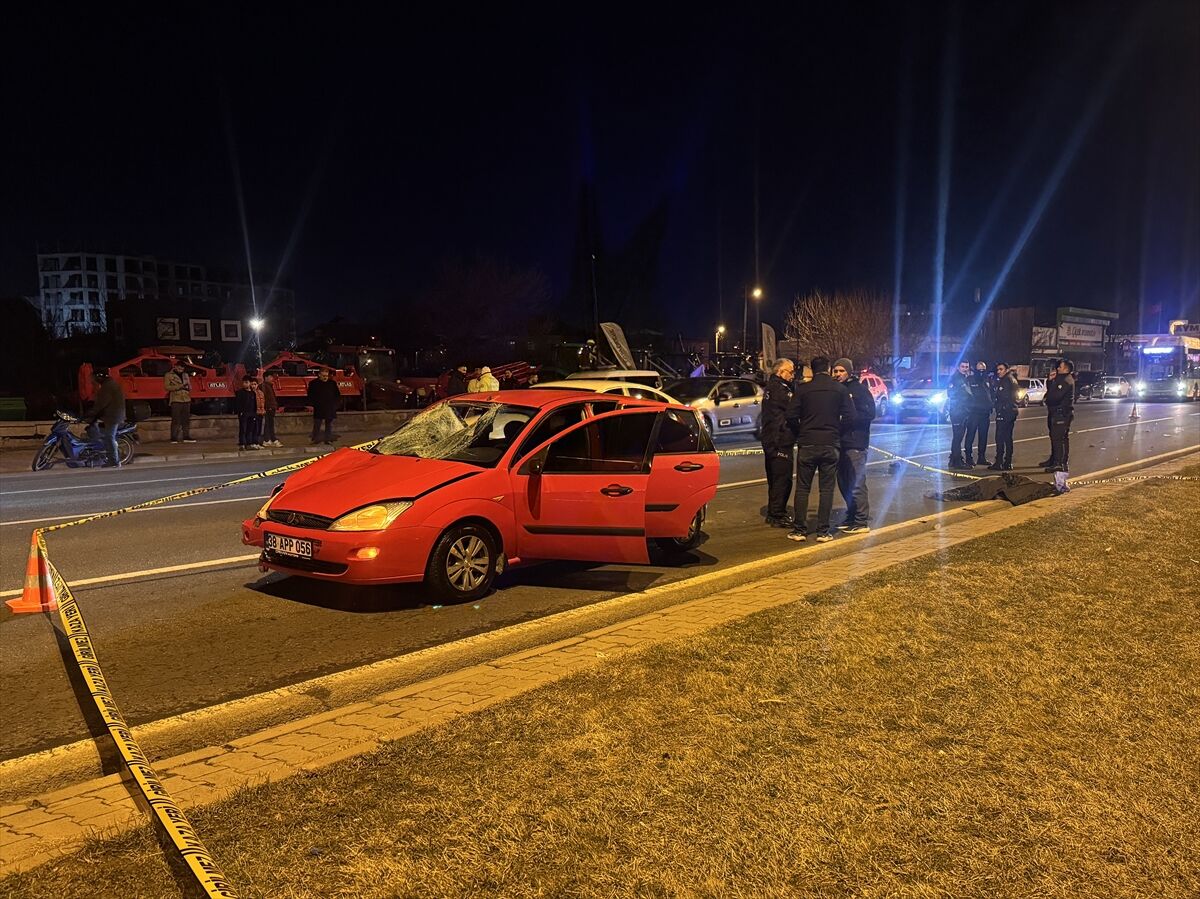Kayseri'de otomobilin çarptığı kadın hayatını kaybetti