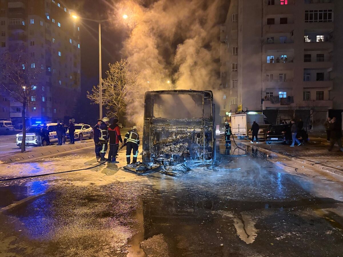 Kayseri'de seyir halindeyken yanan özel halk otobüsü kullanılamaz hale geldi