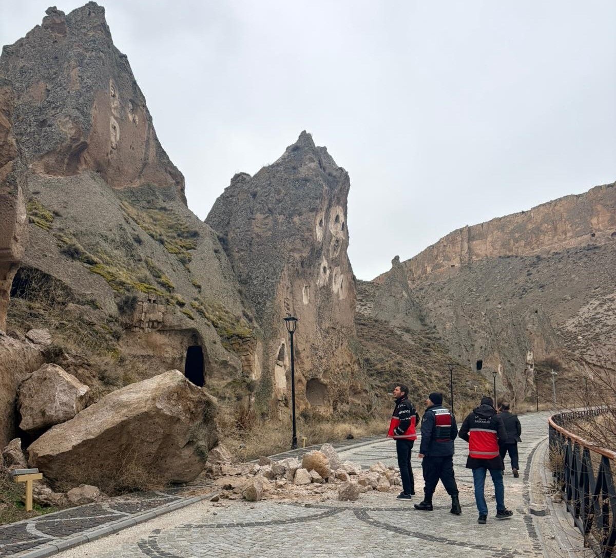 Kayseri'deki Soğanlı Vadisi'nde kaya kopması yaşanan alanda çalışma başlatıldı