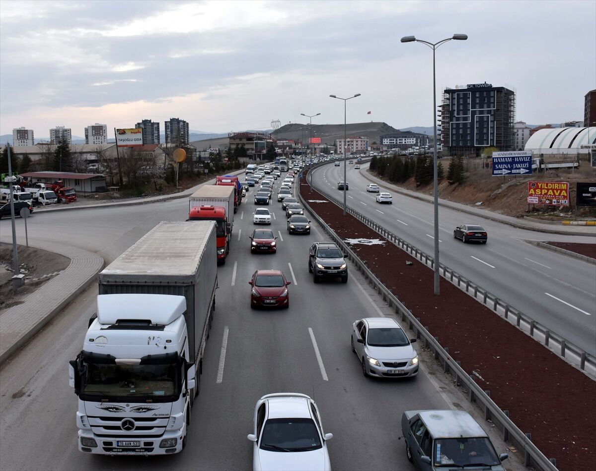 'Kilit Kavşak' Kırıkkale'de bayram trafiği yoğunluğu başladı