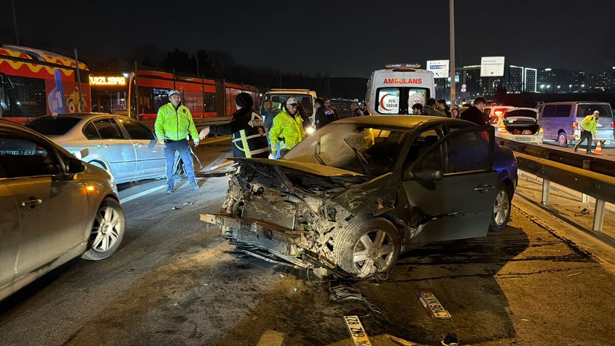 Küçükçekmece'de zincirleme kazada 1 kişi yaralandı