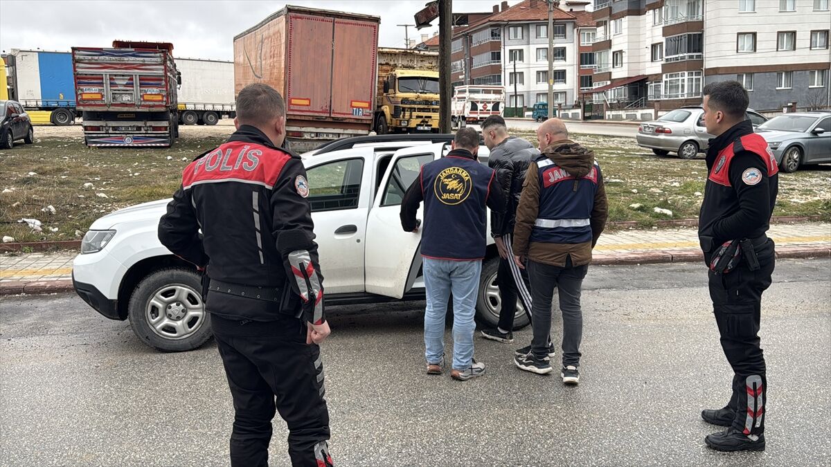 Kütahya'da 2 grup arasında çıkan kavgada 2 kişi silahla yaralandı