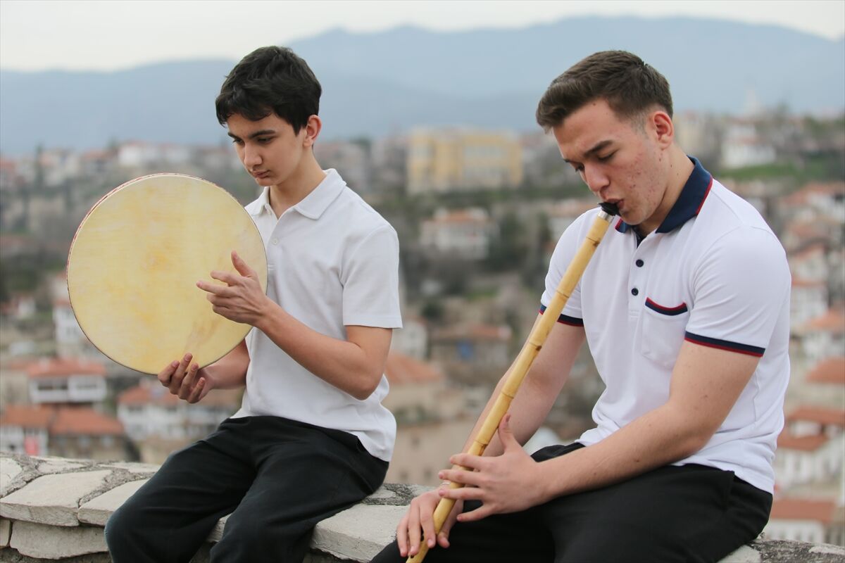Lise öğrencileri geleneksel Türk müziğinin 'gönüllü kültür elçisi' oldu
