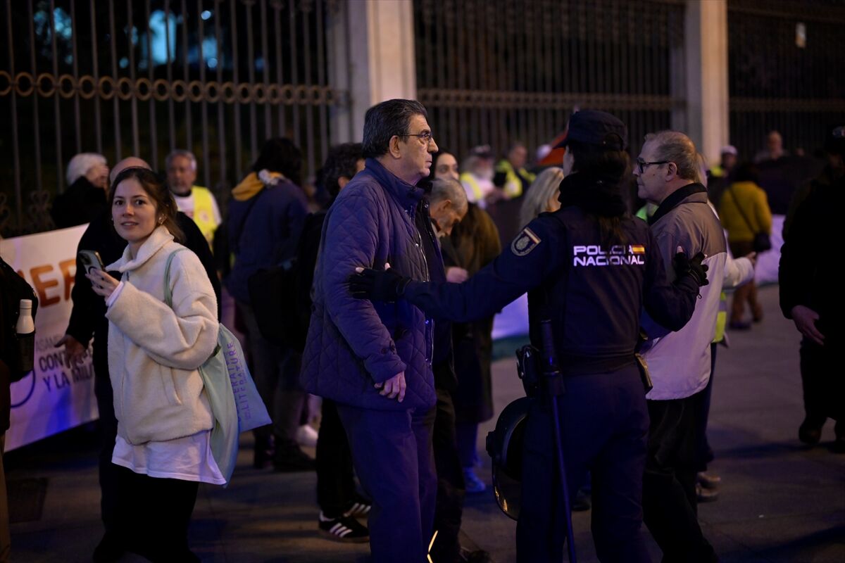 Madrid'de savaşa karşı 'insan zinciri' eylemi yapıldı