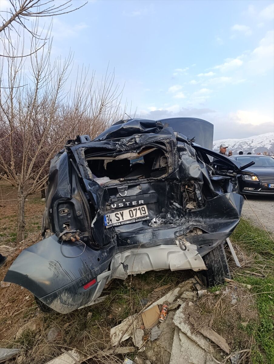 Malatya'da otomobil ile kamyon çarpıştı, 1 kişi öldü, 1 kişi yaralandı