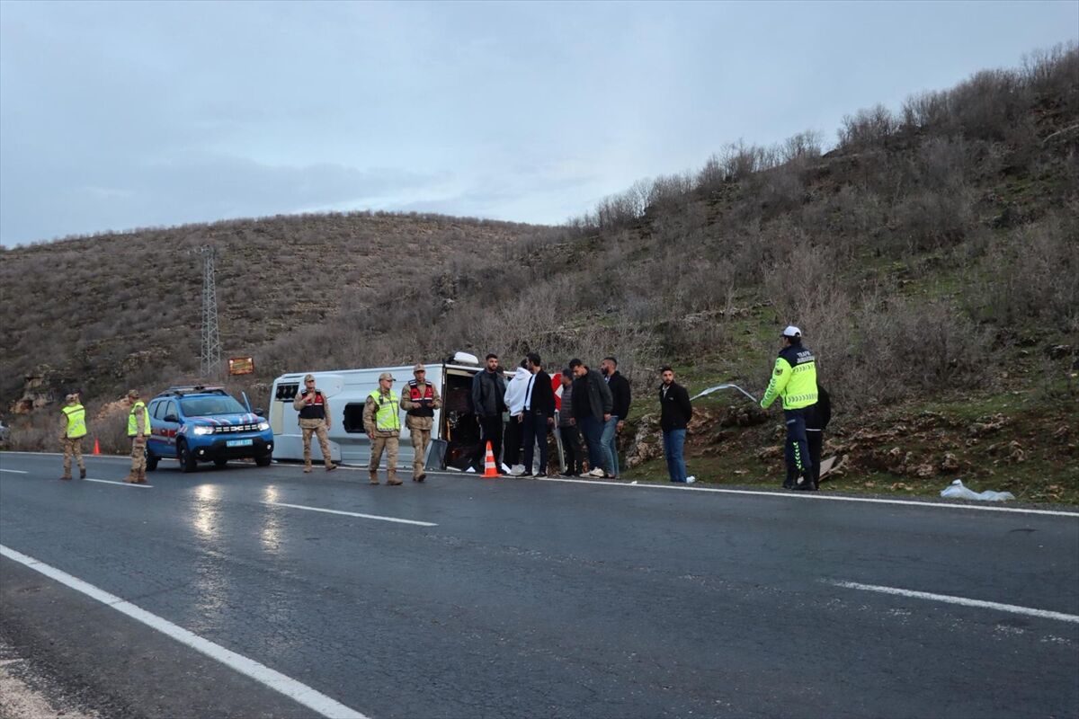 Mardin'de devrilen midibüsteki 24 kişi yaralandı