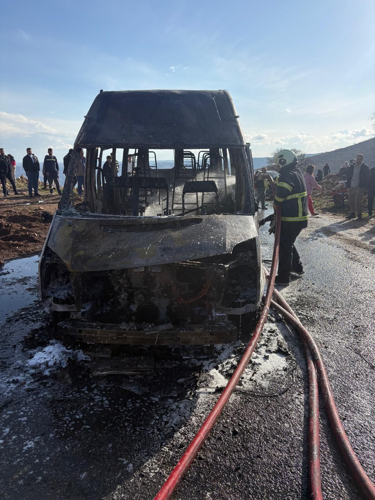 Mardin'de seyir halindeki bir minibüs yandı