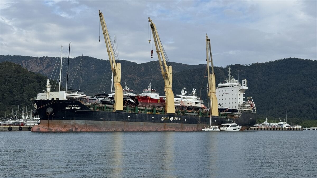 Marmaris'e kargo gemisiyle lüks motor yatlar getirildi