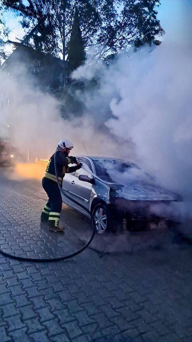 Muğla'da park halindeki otomobil yanarak kullanılamaz hale geldi