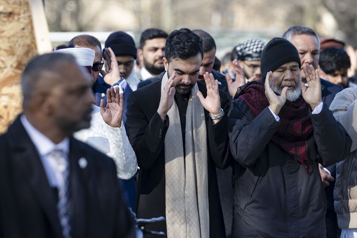 New York Belediye Başkanı Mamdani, görevdeki ilk bayram namazını kıldı