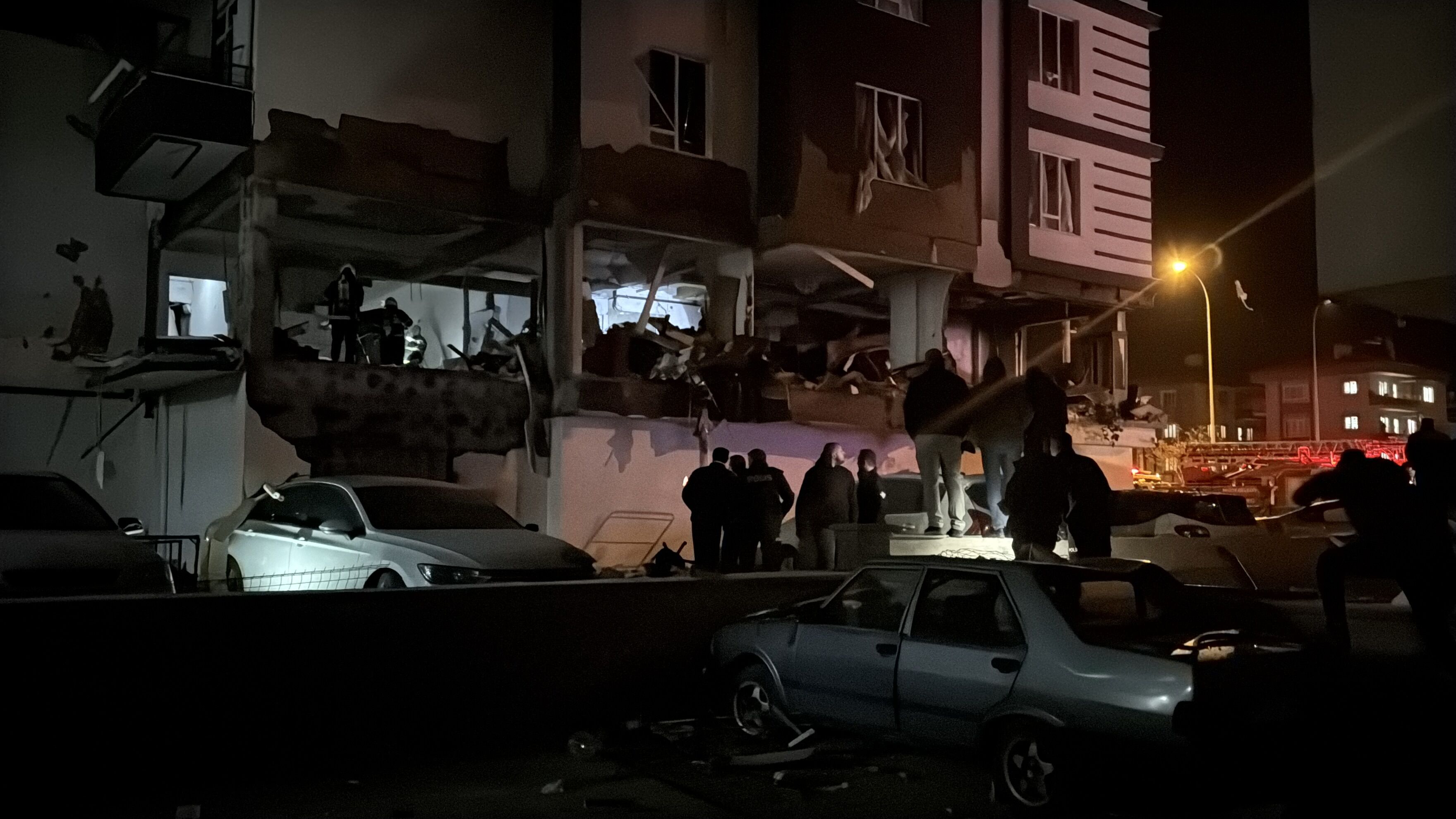 Niğde'de bir apartmandaki doğal gaz patlamasında 12 kişi yaralandı