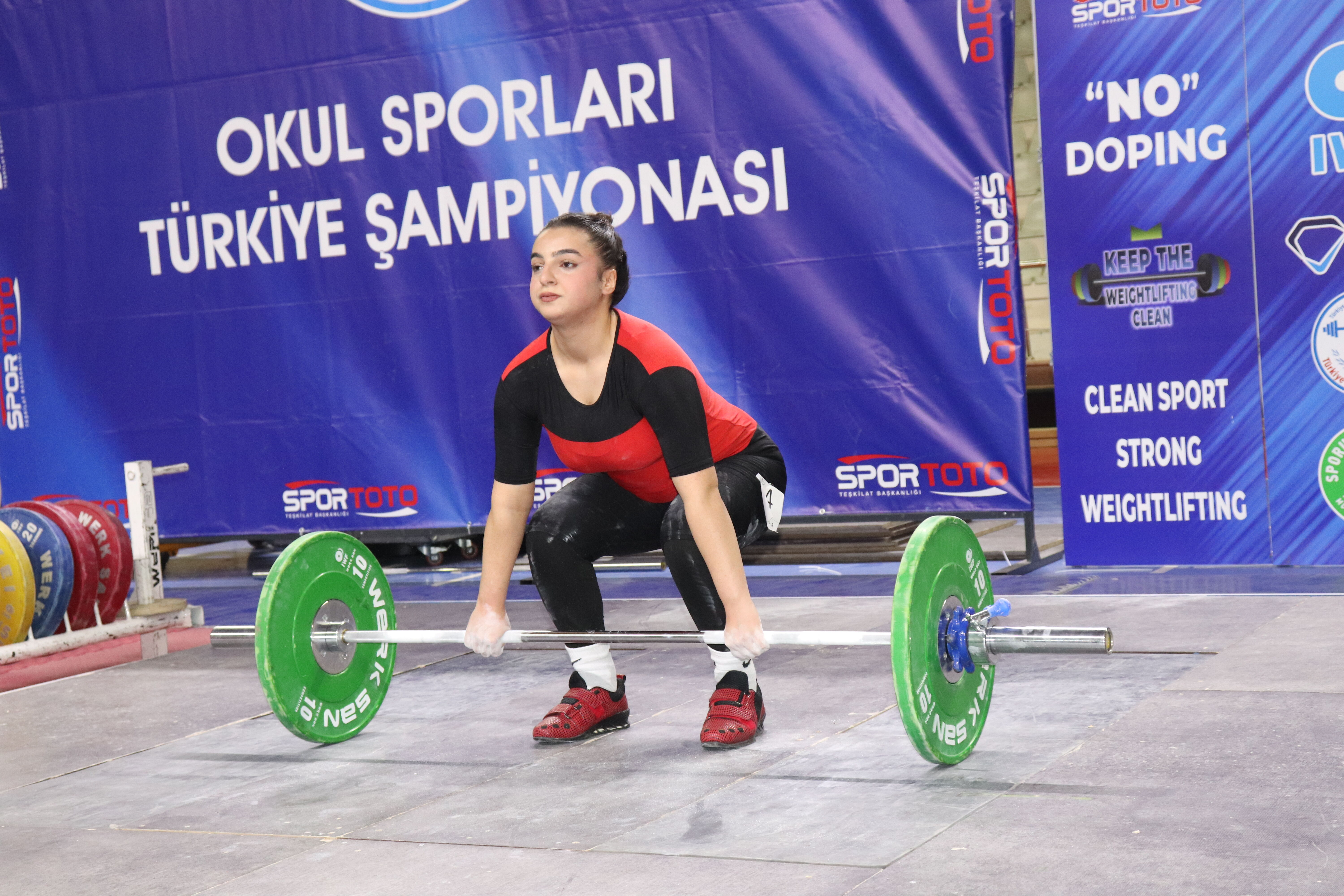 Ordu'da Genç Kızlar Türkiye Halter Birinciliği müsabakaları sürüyor