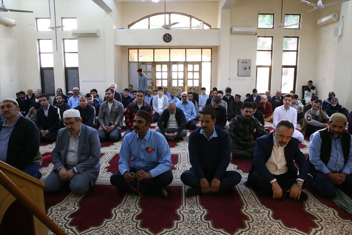 Pakistan'da bayram namazı kılındı