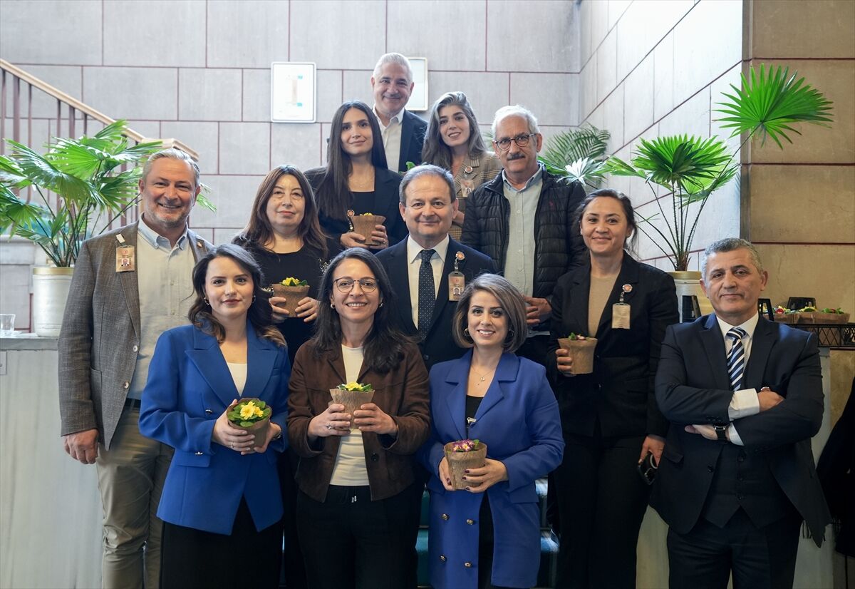 PMD'den, 8 Mart Dünya Kadınlar Günü dolayısıyla kadın parlamento muhabirlerine çiçek