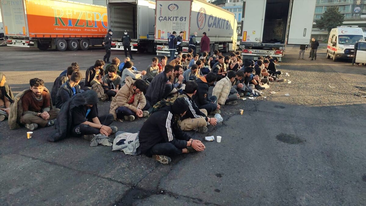 Rize'de tır dorsesinde 57 düzensiz göçmen yakalandı