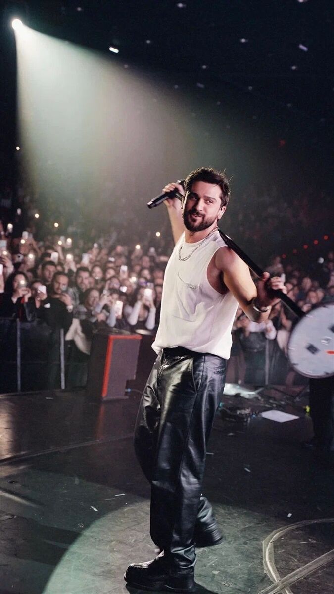 Rus şarkıcı ve şarkı yazarı Jony, Türkiye'deki ilk solo konserini verdi