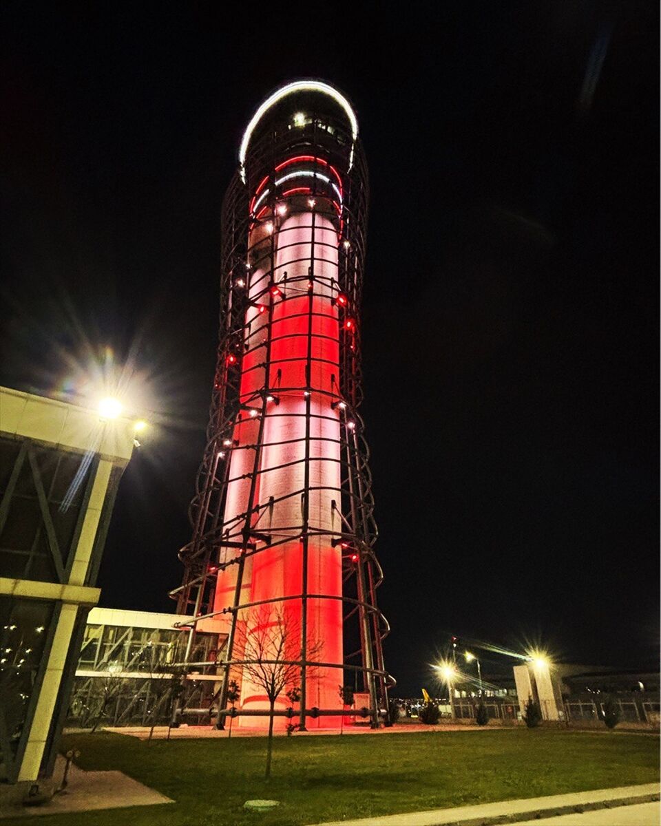 Sabiha Gökçen Havalimanı'nın hava trafik kontrol kulesi Türk bayrağı renklerine büründü