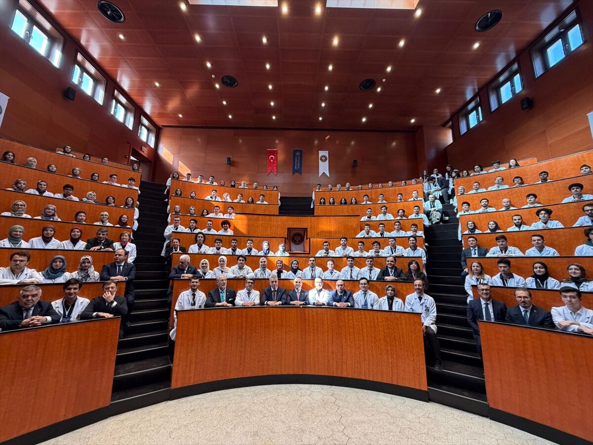 Sağlık Bakanı Memişoğlu Tıp Bayramı'nda hekim adaylarıyla buluştu