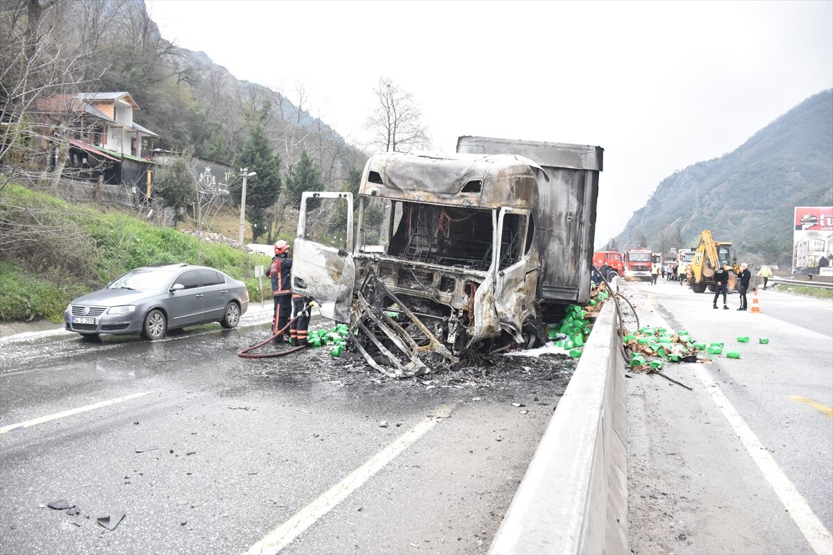 Sakarya'da 3 aracın karıştığı trafik kazasında 2 kişi yaralandı