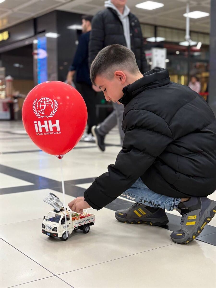 Sakarya'da çocuklara uzaktan kumandalı oyuncak kamyonetle şeker sürprizi
