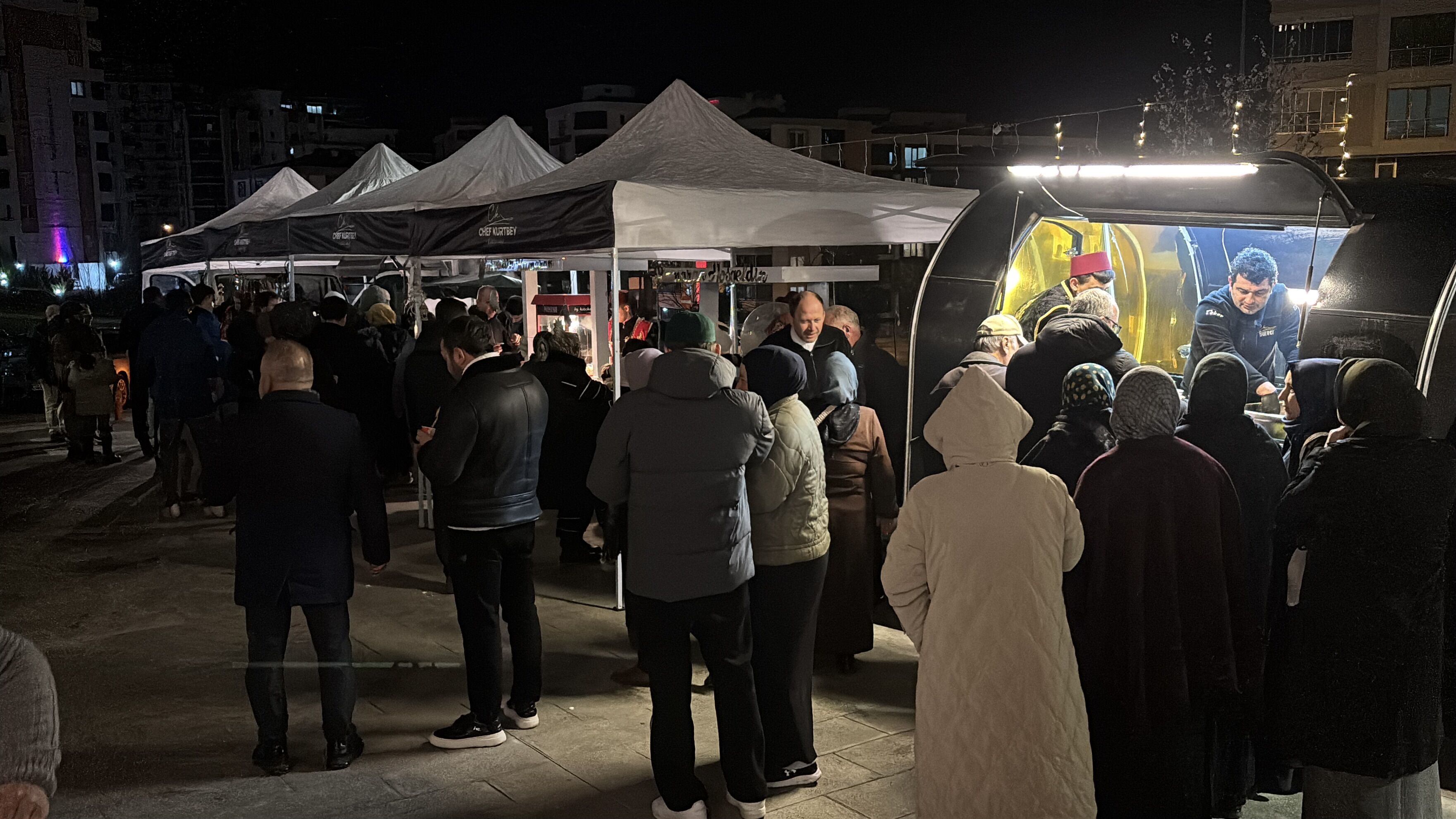 Samsun'da teravih namazı sonrası vatandaşlara ikramda bulunuldu