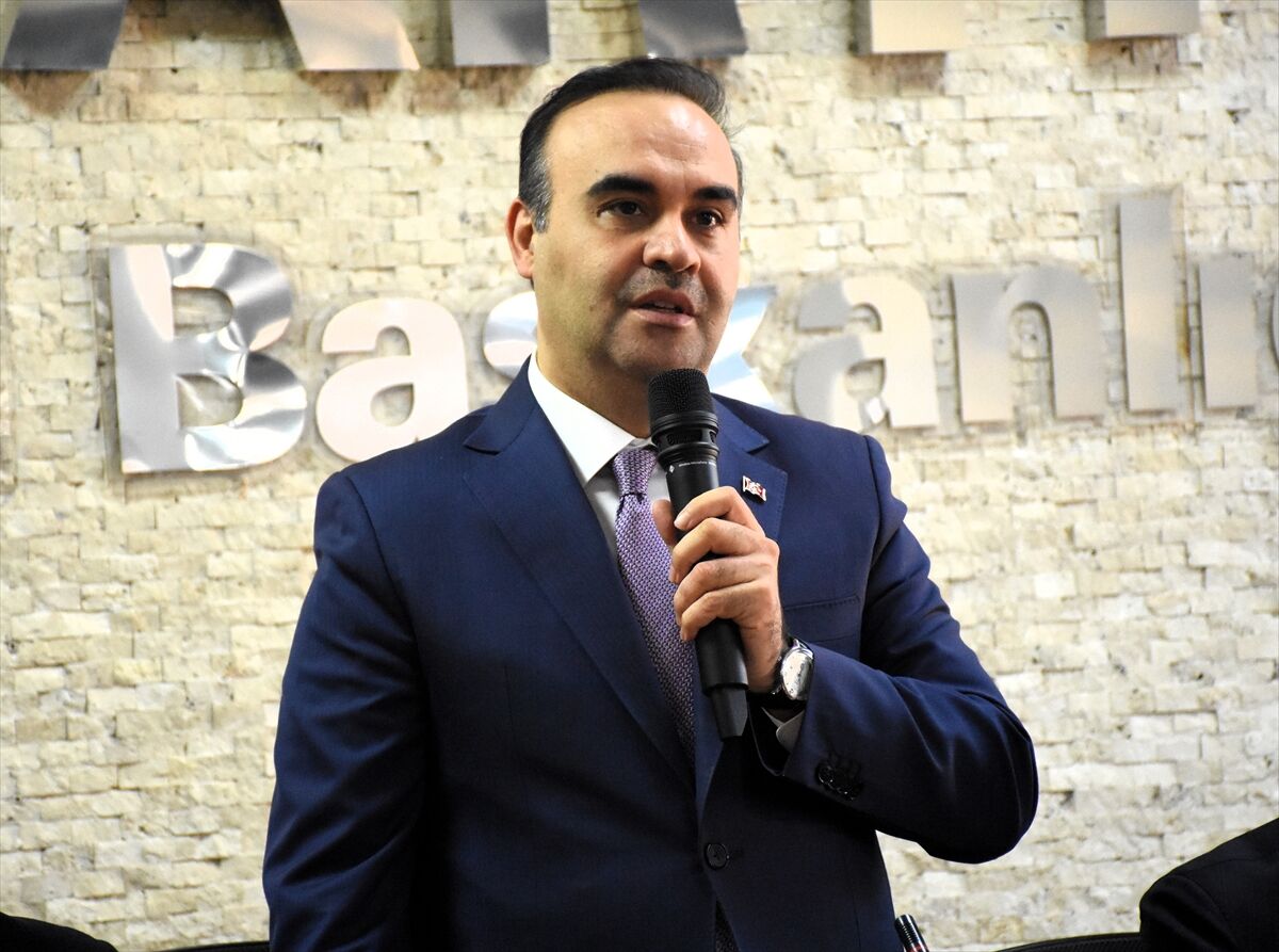 Sanayi ve Teknoloji Bakanı Kacır, Aksaray'da AK Parti İl Başkanlığı ziyaretinde konuştu: