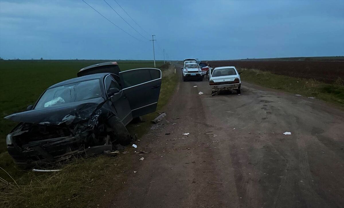 Şanlıurfa'da iki otomobilin çarpışması sonucu 3 kişi yaralandı