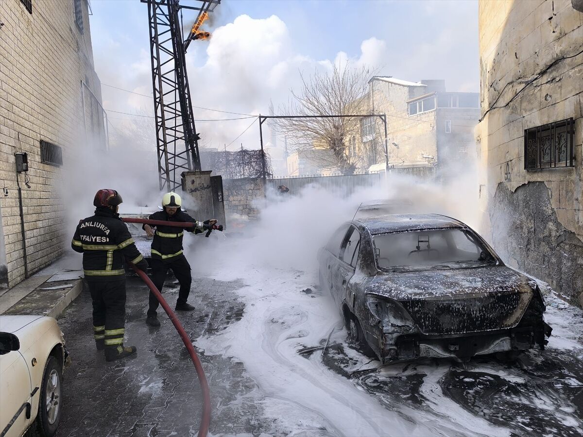 Şanlıurfa'da trafo yangınında 4 araç hasar gördü