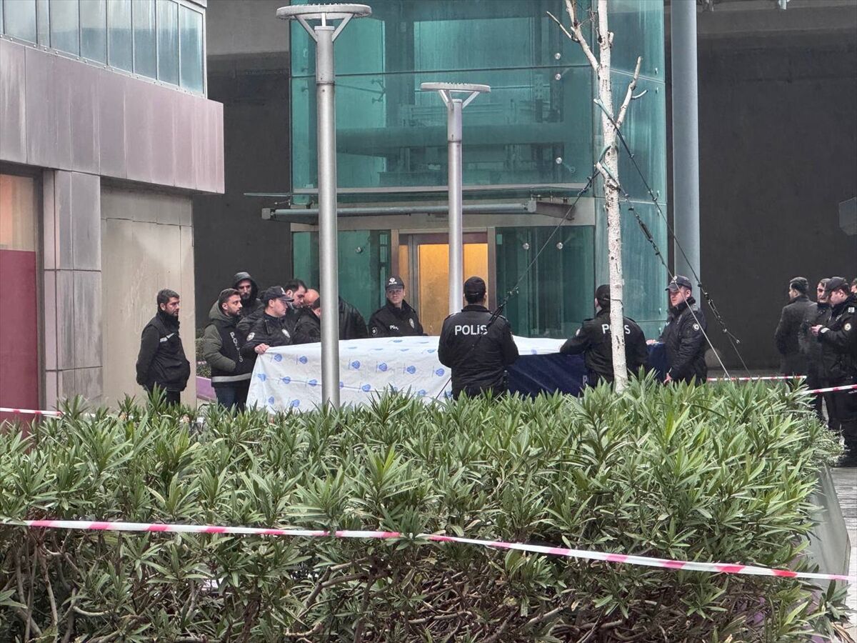 Sarıyer'de yüksekten düşerek ölen yapımcı Köse'nin cenazesi Adli Tıp Kurumu'na kaldırıldı
