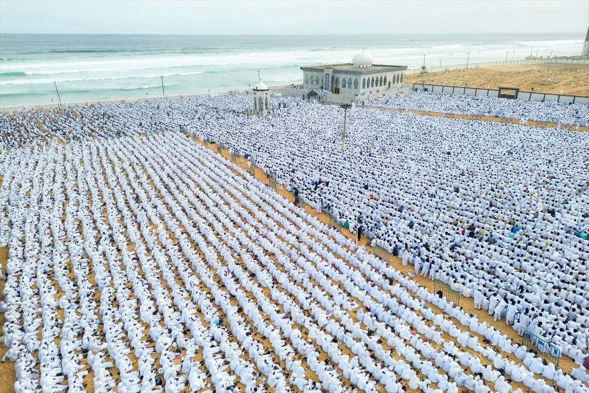 Senegal'de Ramazan Bayramı namazı 'beyazlar içinde' kılındı