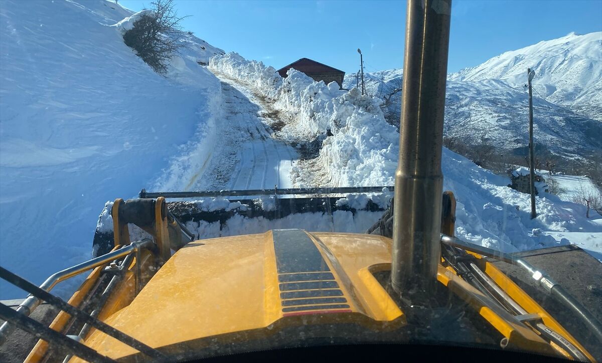 Siirt'te kardan kapanan 20 yerleşim yerinin yolu ulaşıma açıldı