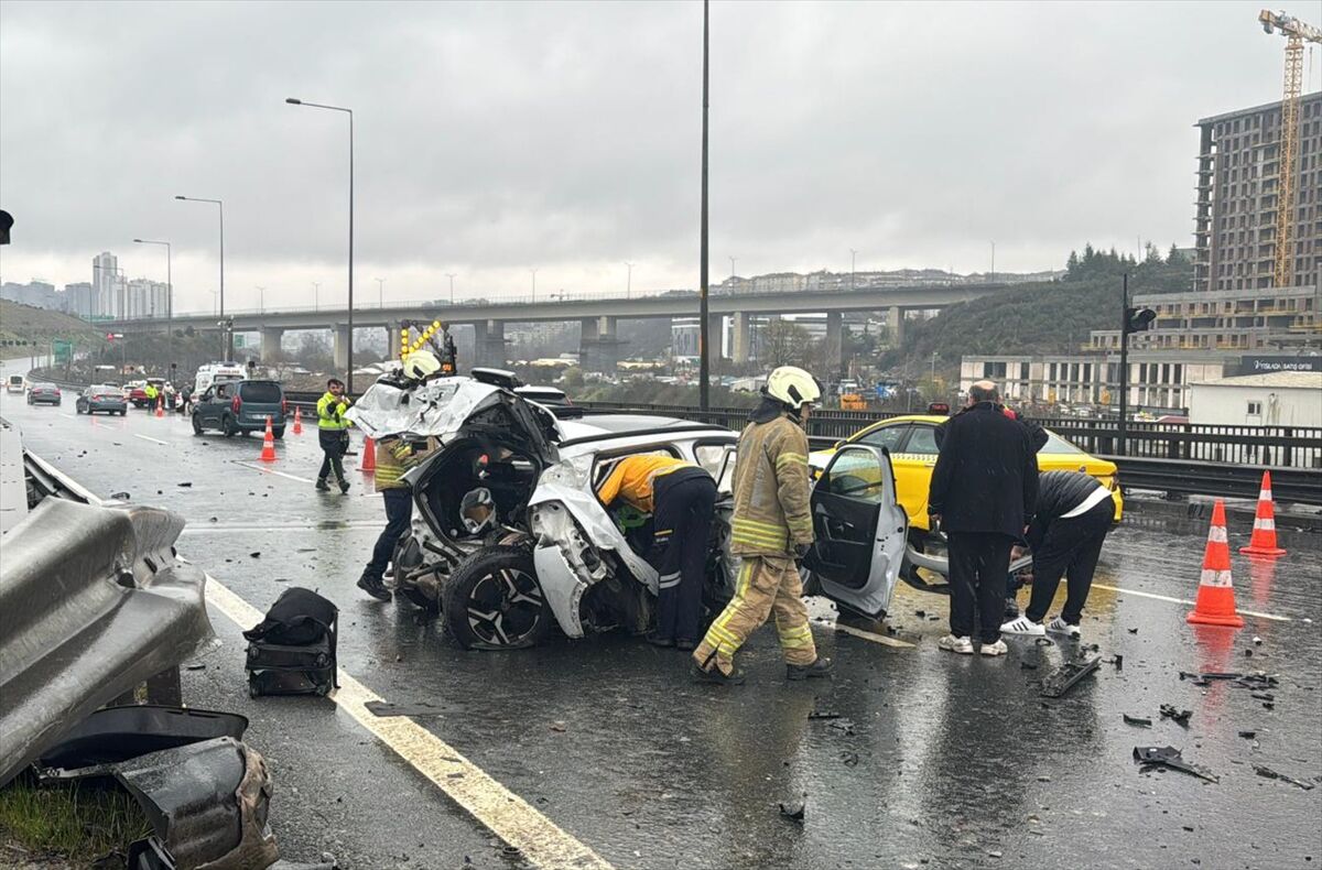 Sultangazi'deki iki ayrı trafik kazasında 9 kişi yaralandı