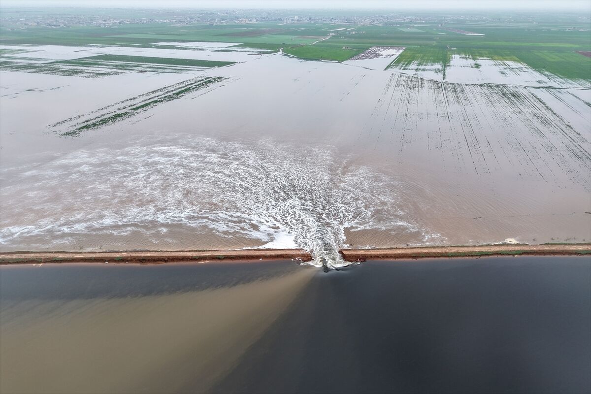 Suriye'de sağanak nedeniyle sulama göleti patladı