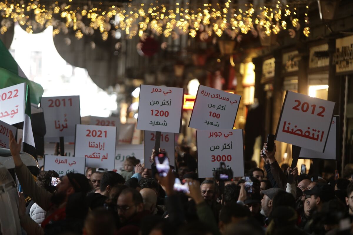 Suriye'nin başkenti Şam'da 2011 protestolarının yıldönümünde yürüyüş düzenlendi