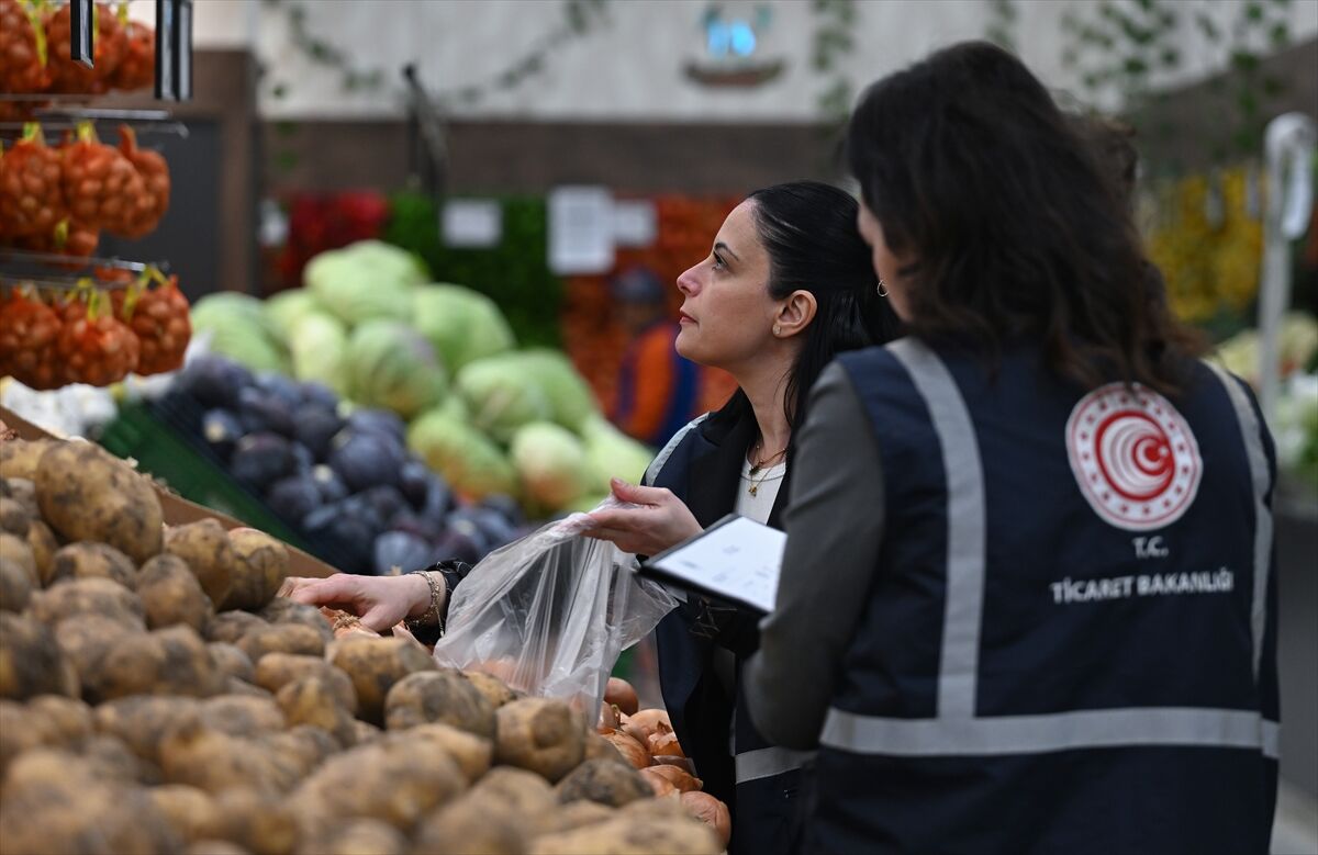 Ticaret Bakanlığı ekipleri Ramazan Bayramı öncesinde Ankara'da market denetimi yaptı