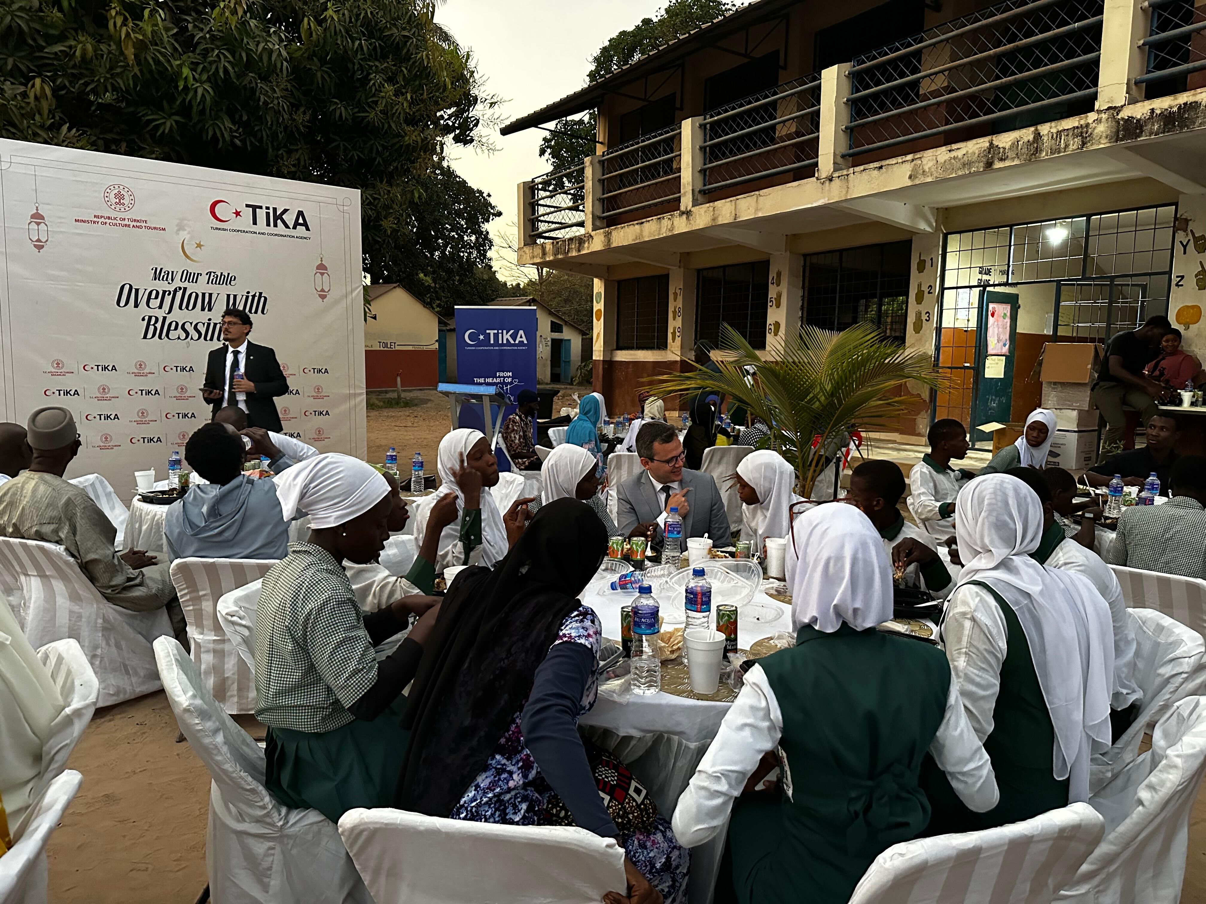TİKA, Gambiya'da işitme engelliler okulunda iftar verdi