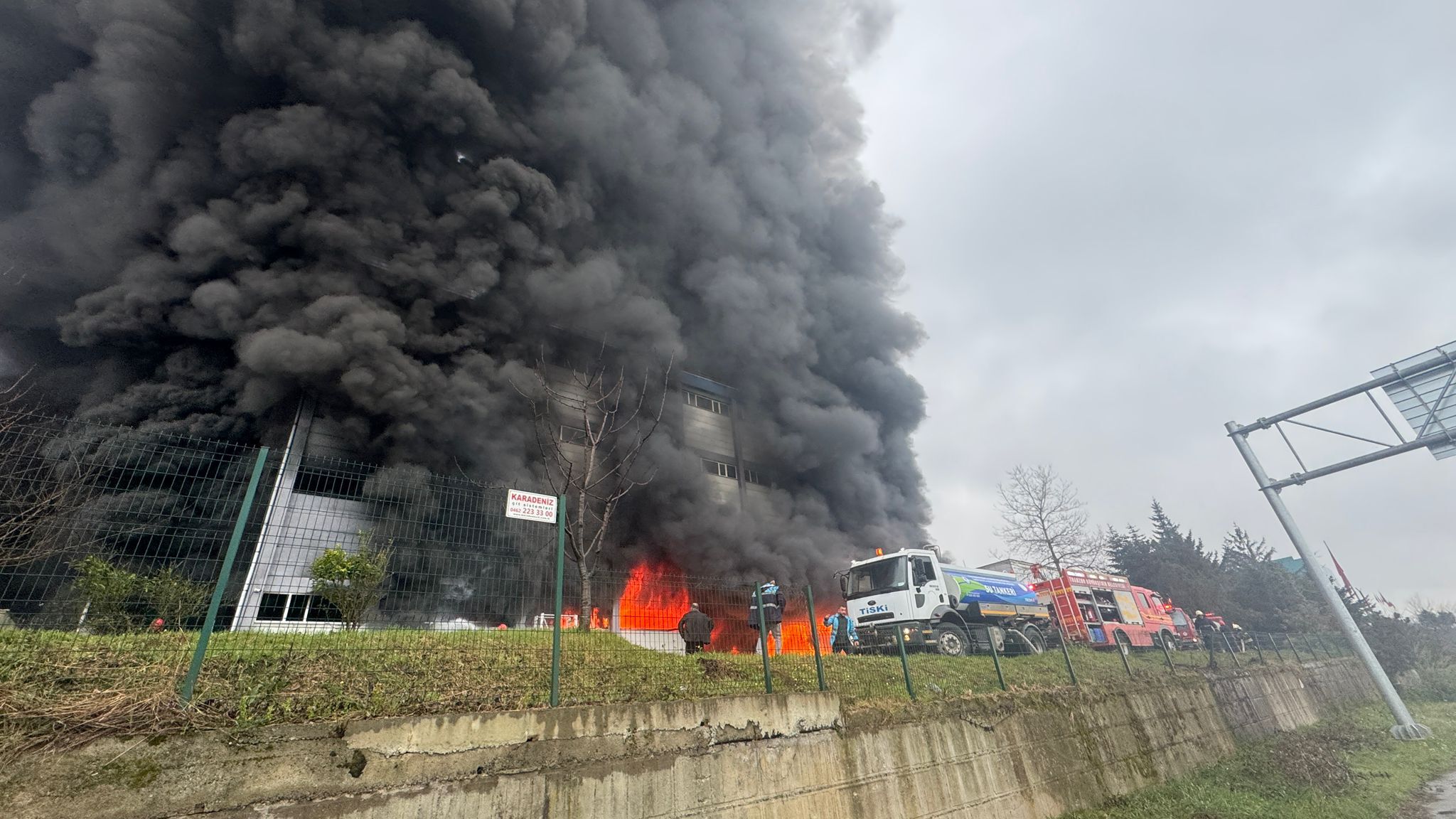 Trabzon'da fındık fabrikasının deposunda çıkan yangına müdahale ediliyor