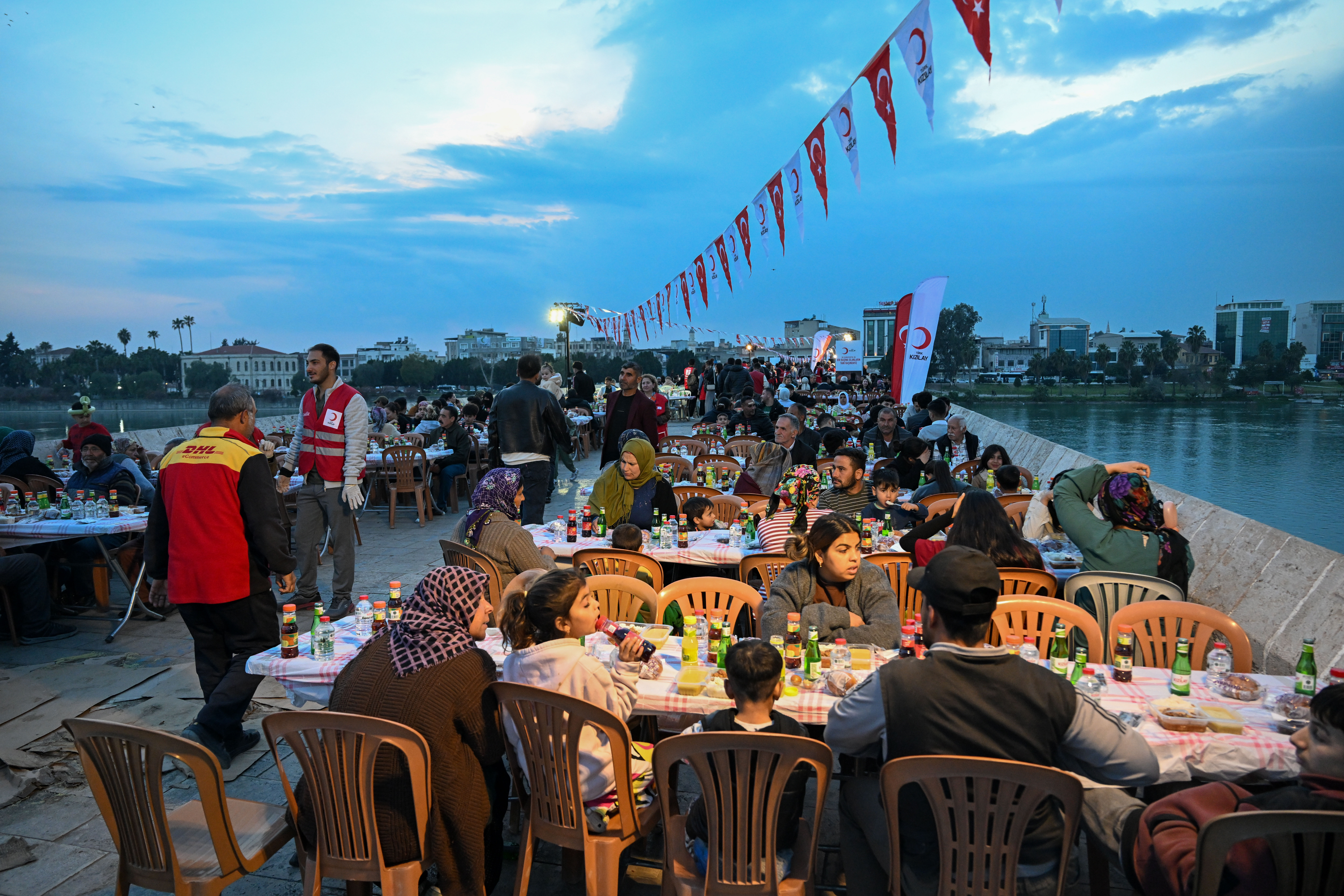 Türk Kızılay, Adana'da iftar programı düzenledi
