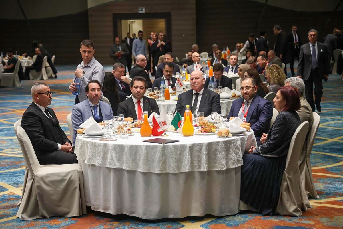 Türkiye'nin Cezayir Büyükelçiliği ve Dünya Türk İş Konseyi, Cezayir'de iftar programı düzenledi