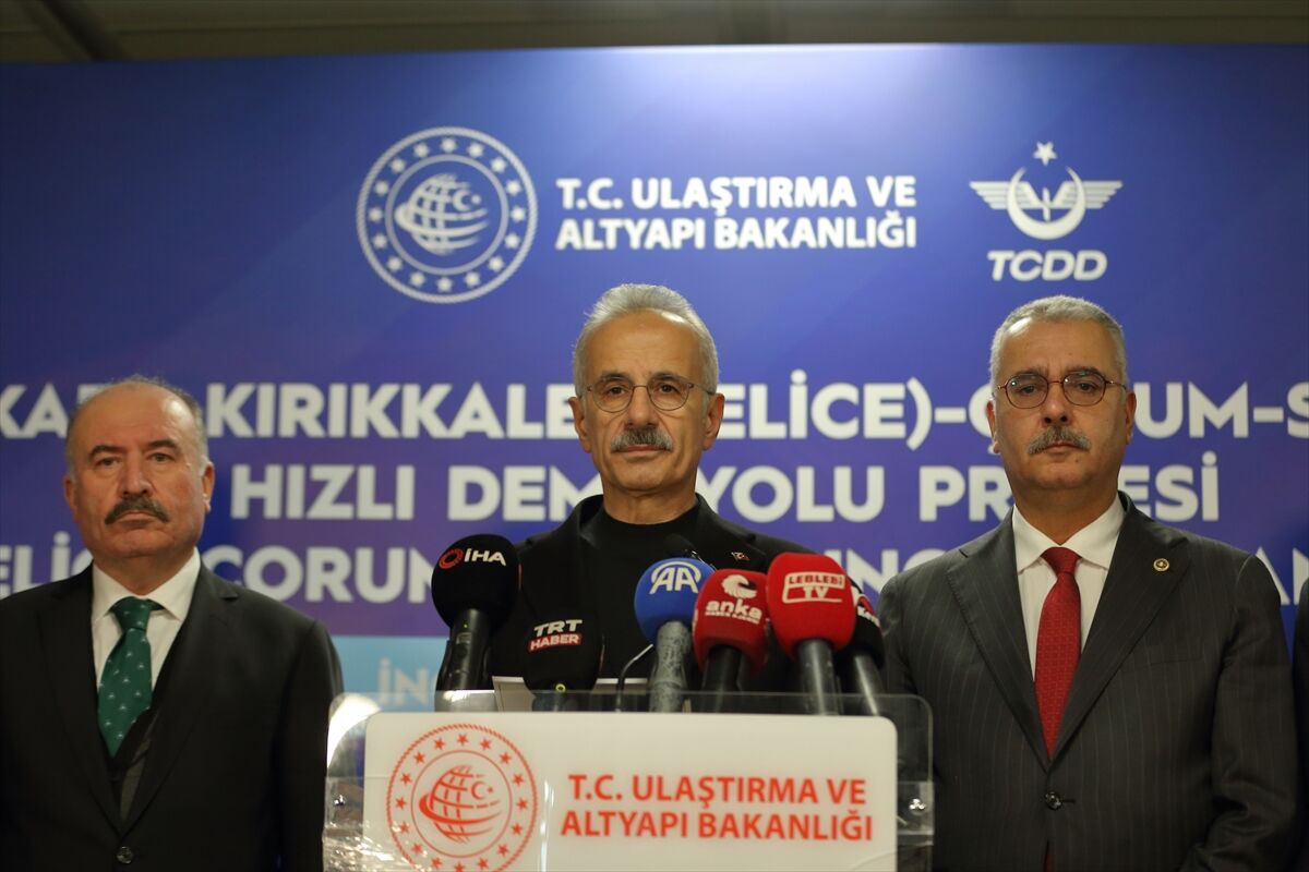 Ulaştırma ve Altyapı Bakanı Uraloğlu, Çorum'da demir yolu işçileriyle iftar yaptı: