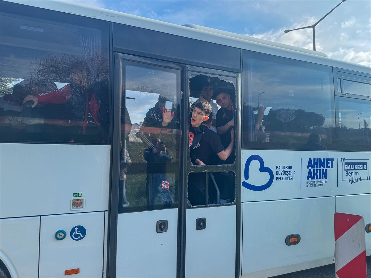 Uşak'ta Balıkesirspor taraftarlarını taşıyan otobüse taşlı saldırı