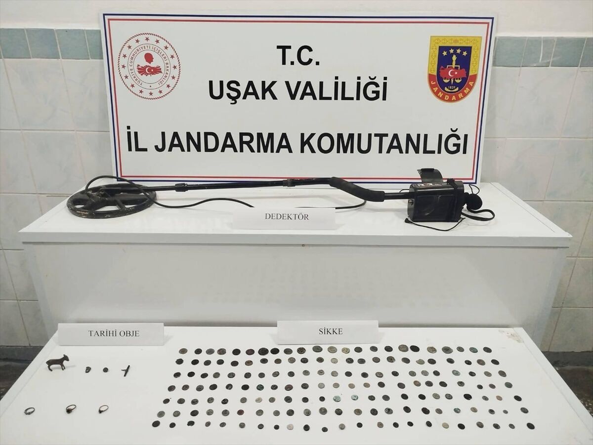 Uşak'ta bir evde 161 sikke ele geçirildi