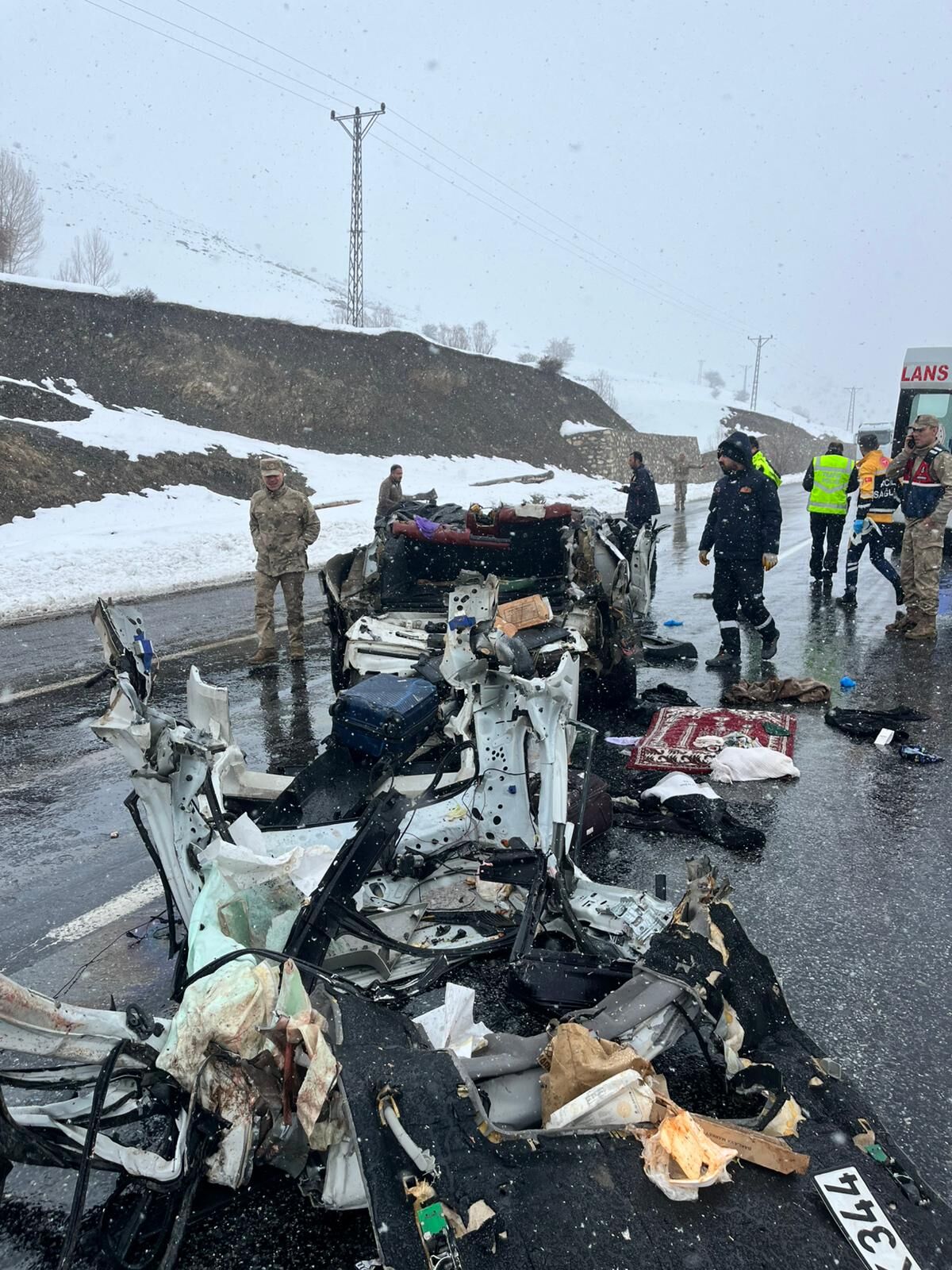 Van'da otomobil ile tırın çarpıştığı kazada 2 kişi öldü, 3 kişi yaralandı