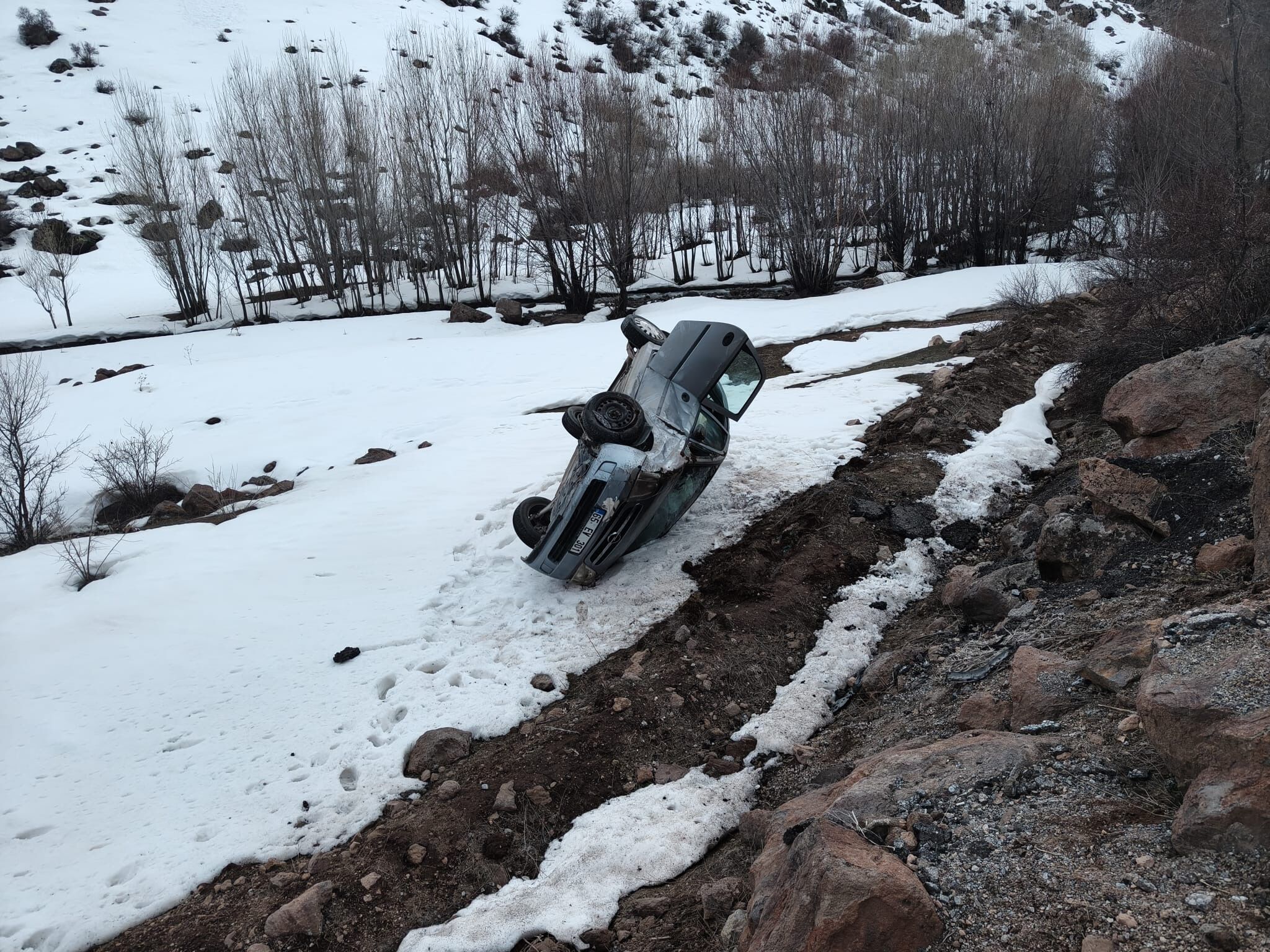 Van'da şarampole devrilen otomobildeki 3 kişi yaralandı
