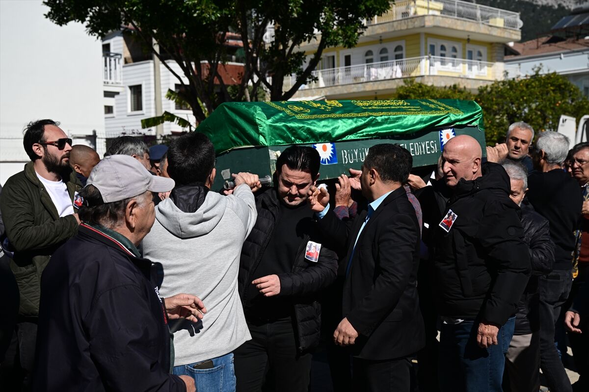 Vefat eden teknik direktör Engin Fırat'ın cenazesi, Antalya'da defnedildi