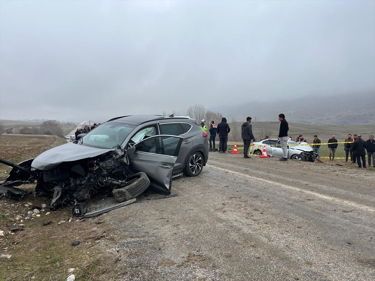 Yozgat'ta iki otomobilin çarpışması sonucu 1 kişi öldü, 5 kişi yaralandı