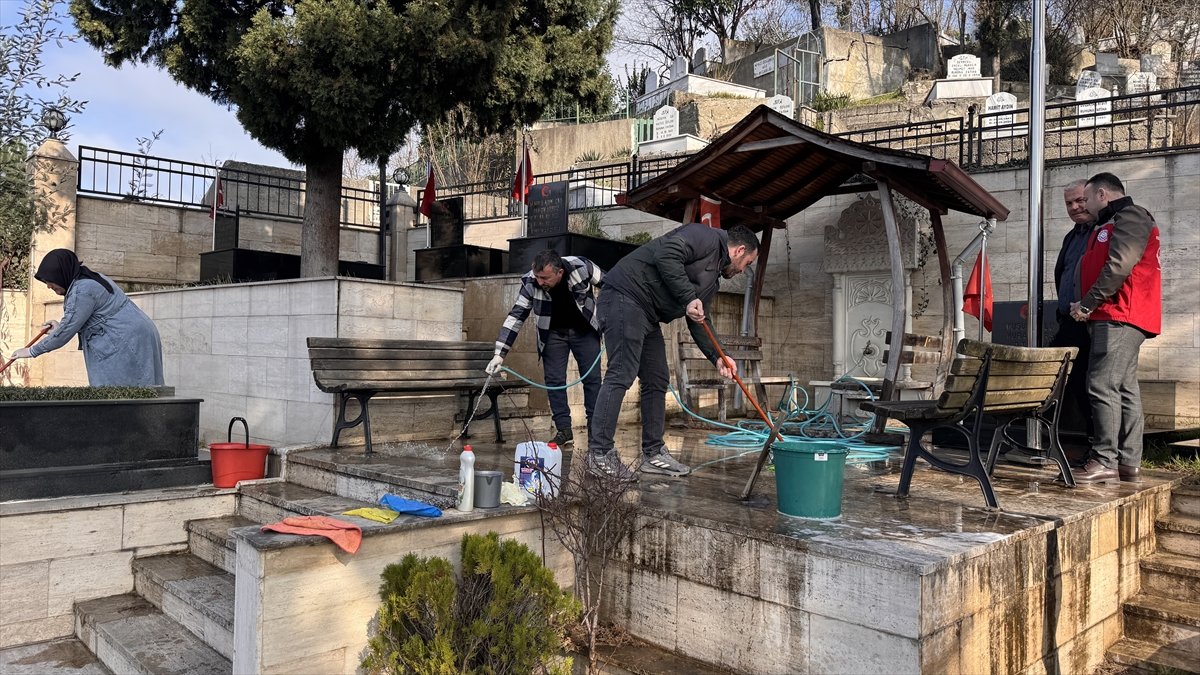 Zonguldak'ta bayram öncesi şehit mezarlarının bakım ve temizliği yapıldı