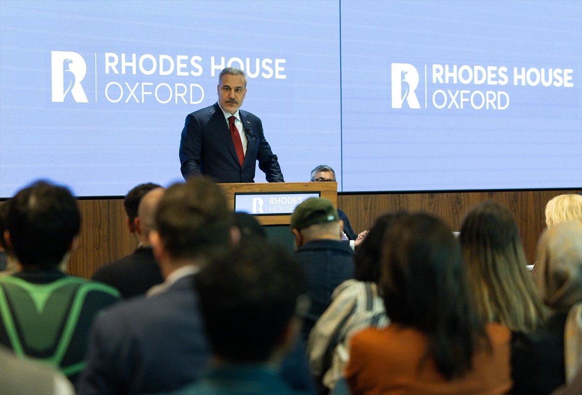 Bakan Fidan, İngiltere'deki temaslarının ardından Türk basın mensuplarına konuştu